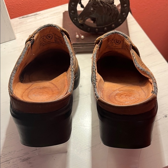 Women’s Ariat Brown Leather Tassel Clogs - Picture 3 of 8